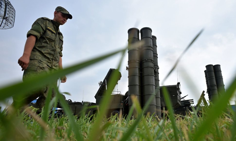 Rusijos karys prie oro gynybos sistemos „S-400 Triumf“