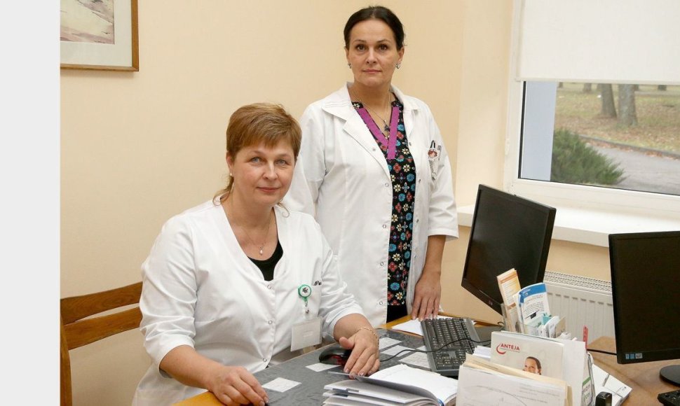 Kėdainių ligoninėje dirbanti gydytoja geriatrė Rasa Maselienė ir slaugytoja Gražina Petrusevičienė