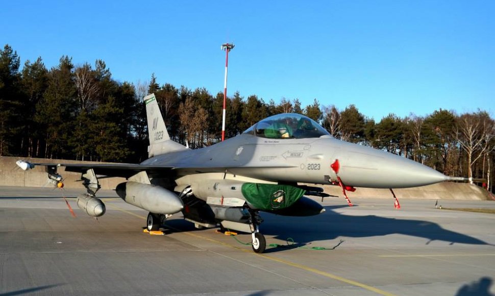 Naikintuvai F-16 ir kiti JAV lėktuvai jau Lenkijoje