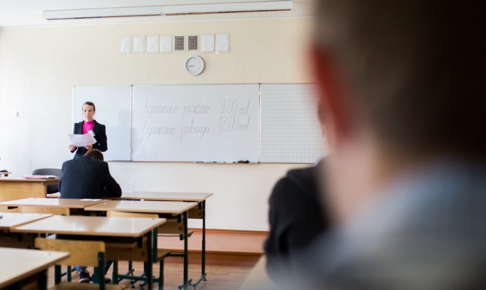 Antradienį šalies abiturientai laiko valstybinį istorijos brandos egzaminą