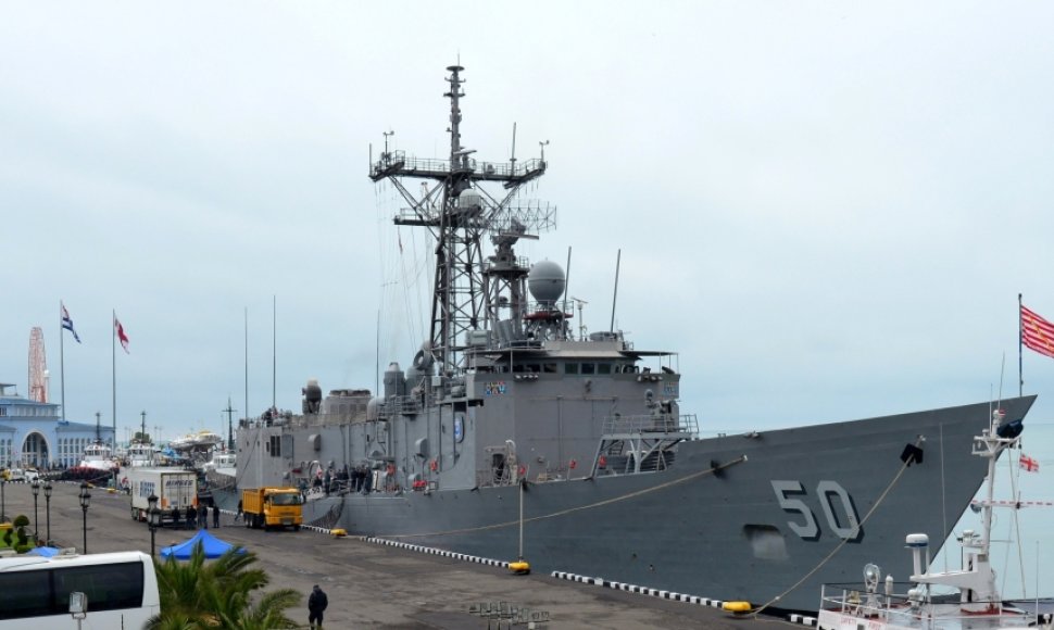 JAV karo laivas USS Taylor prisišvartavo Gruzijos uoste Batumyje