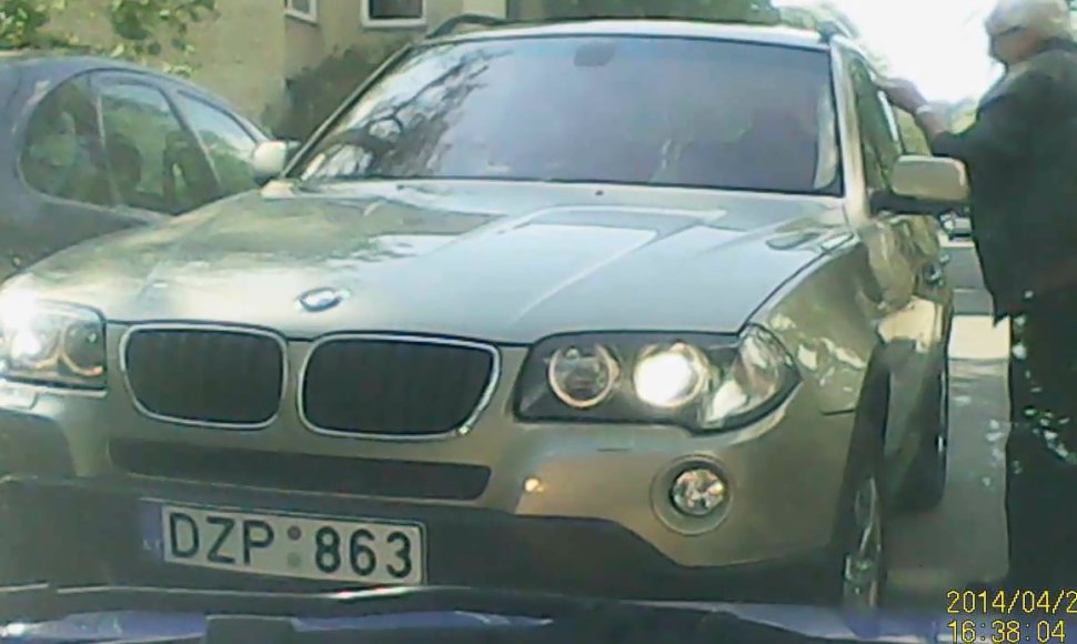 BMW vairuotoja užtvėrė gatvę