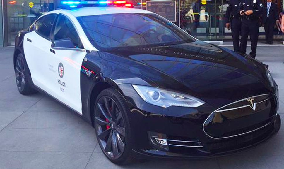 Los Andželo policija žengia istorinį žingsnį: iš džipų persėda į „Tesla Model S“