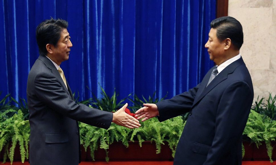 Japonijos premjeras Shinzo Abe (kairėje) su Kinijos prezidentu Xi Jinpingu