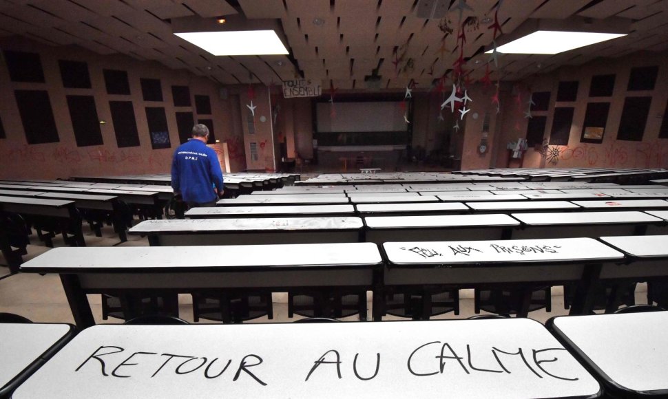 Prancūzijoje studentai blokuoja universitetus
