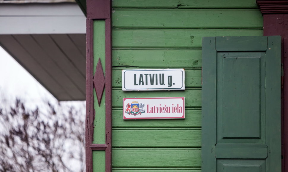 Latvijos nepriklausomybės dieną vilniečiai Latvių gatvę papuošė užrašu – Latviešu iela