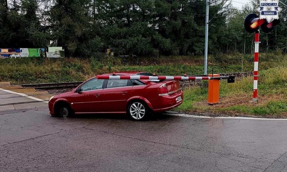 Automobiliui ratas Lenkijoje nukrito ant pervažos