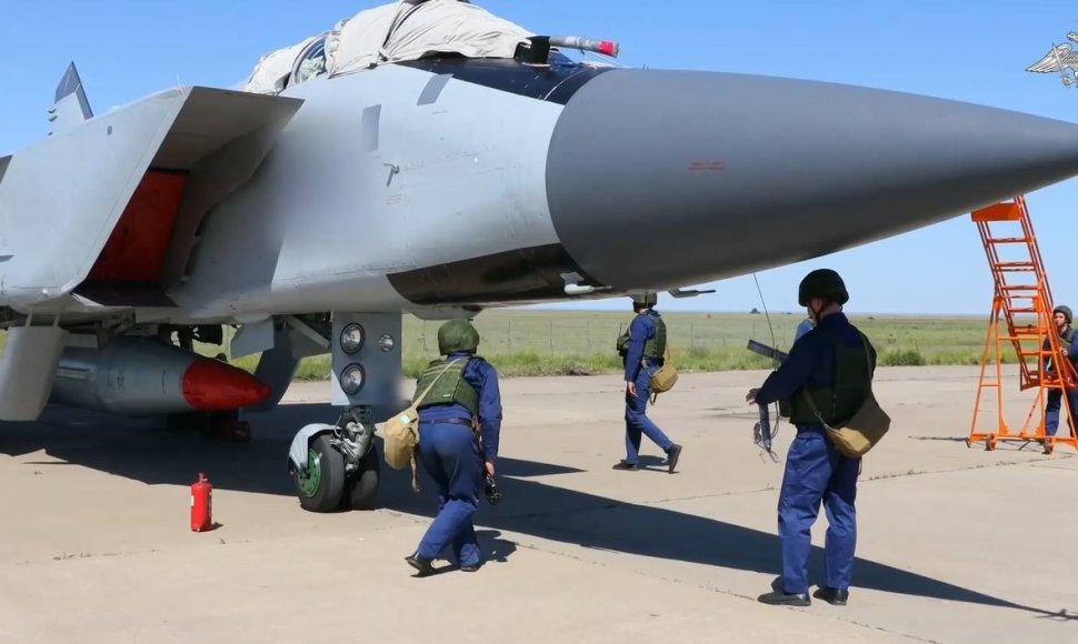 Rusijos naikintuvas Mig-31 su hipergarsine raketa „Kinžal“