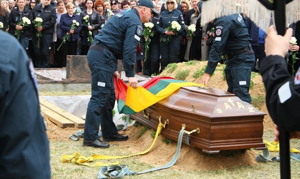 Viekšniuose – iškilmingos tarnyboje žuvusio pareigūno S.Žymanto laidotuvės