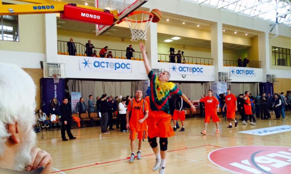 V.Ušackas žaidžia krepšinį Rusijoje