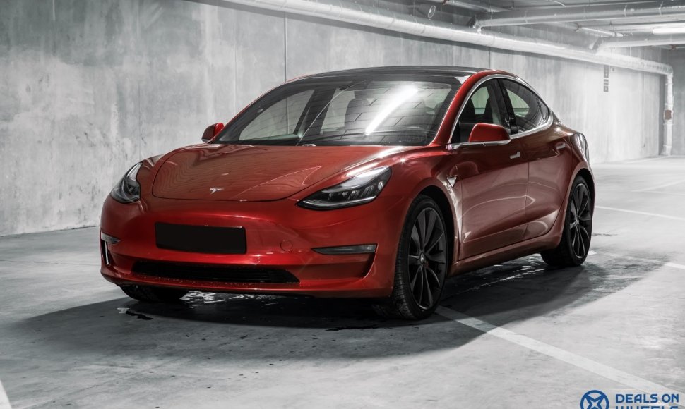 „Deals on Wheels" siūlo išbandyti Tesla Model 3