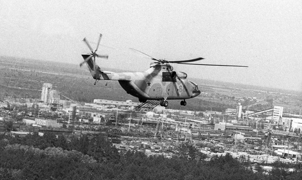 Iš sraigtasparnio barstomi chemikalai slopinantys radiaciją  (1986 m. gegužės 12 d.)