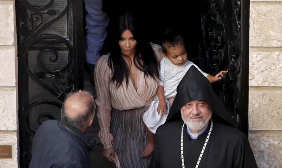 Kim Kardashian Izraelyje pakrikštijo savo dukrą