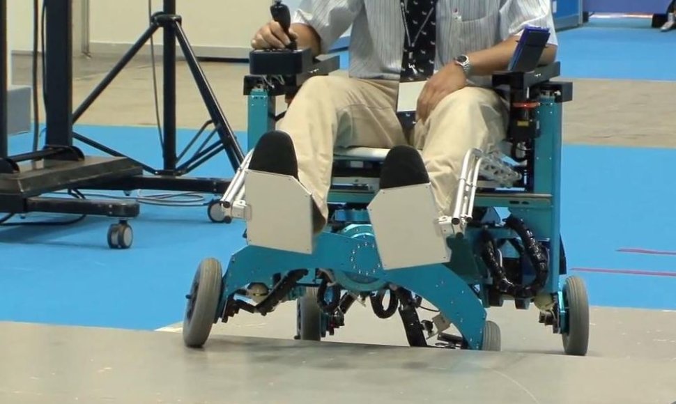 Robotizuotas neįgaliųjų vežimėlis gali užlipti laiptais, tarsi turėtų kojas. 