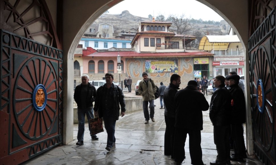Krymo totoriai išeina iš mečetės Bachčysarajuje