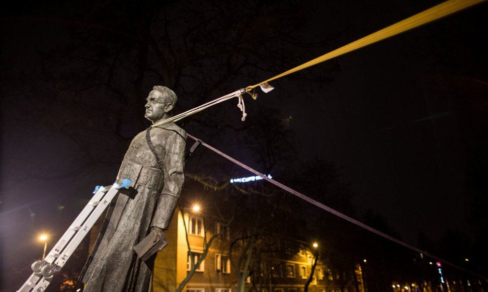 Nuverčiama Henryko Jankowskio statula