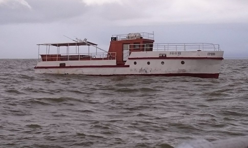 Tuščias dreifuojantis laivas, kuris Kuršių mariose kirto sieną iš Rusijos