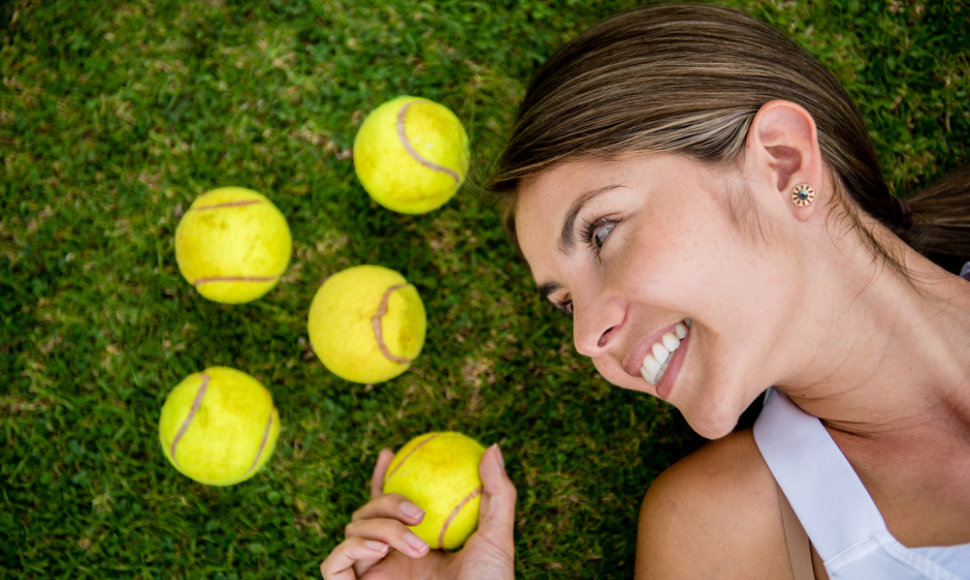 Moteris su teniso kamuoliukais