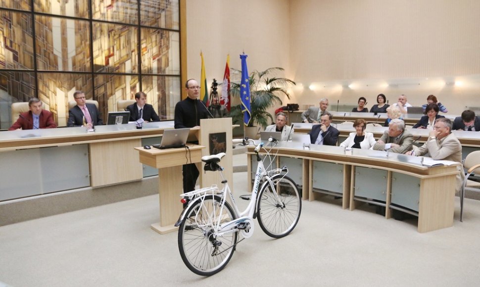 Kauno savivaldybei įteiktas dviratis