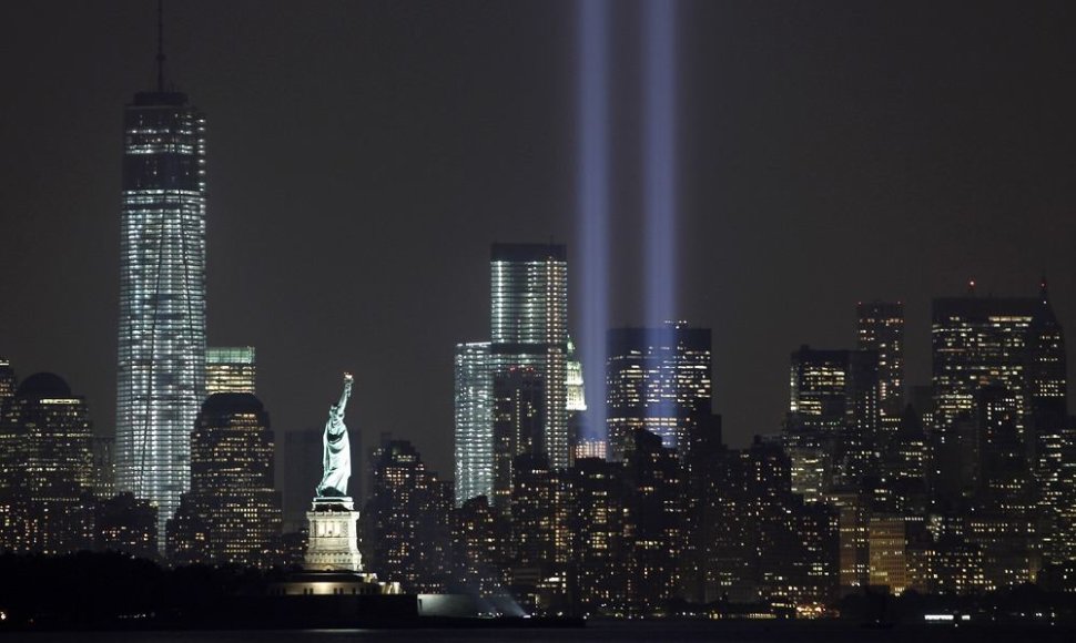 Laisvės statula į dangų šviečiantis Rugsėjo 11-osios memorialas Niujorke