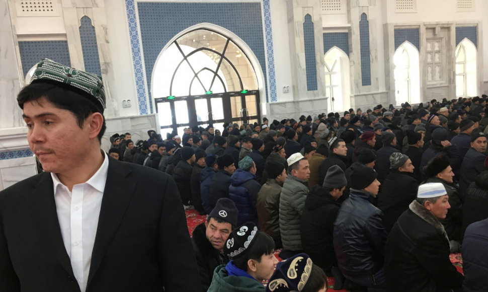 Sindziango musulmonai meldžiasi mečetėje