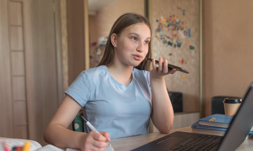 Moksleivė ruošia namų darbus, naudodamasi DI įrankiais