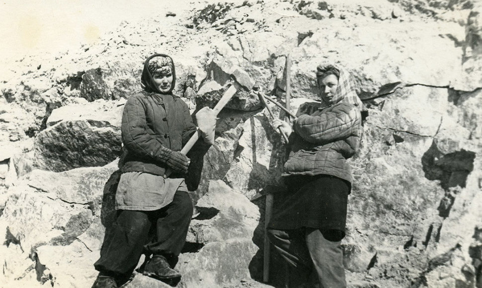 Monika Juknevičiūtė ir Zuzana Čepaitė akmens kasykloje. Balchašas, Steplagas, Kazachija, 1954 m.