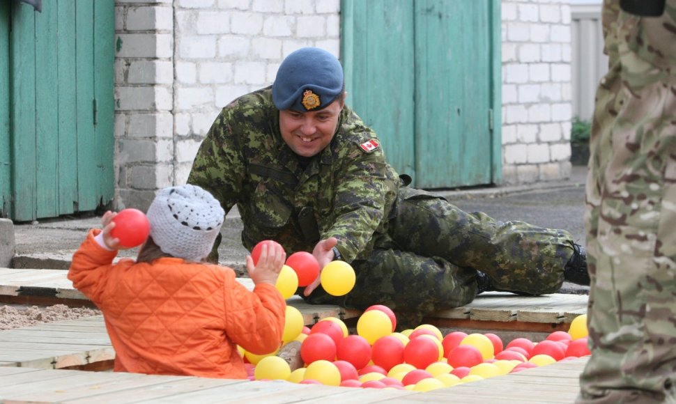 NATO kariai Šiaulių kūdikių namams padovanojo pavėsinę