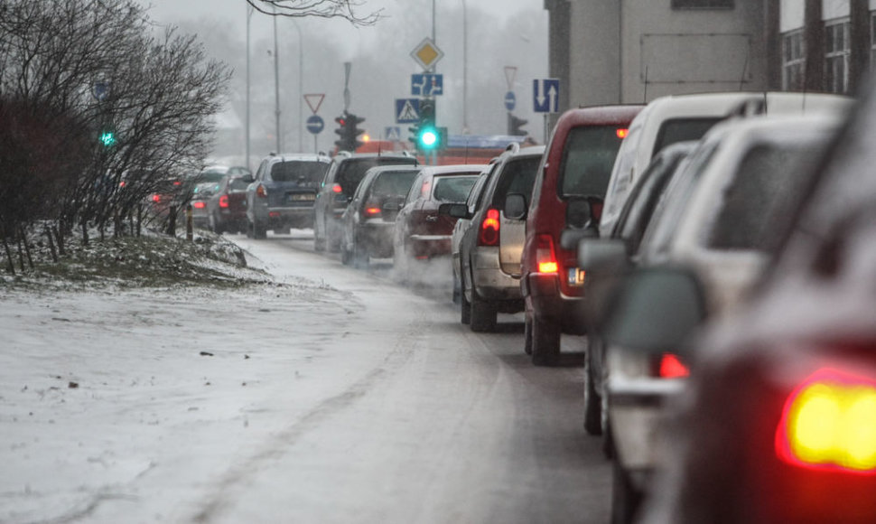 Ketvirtadienio rytą Vilniuje pradėjo snigti