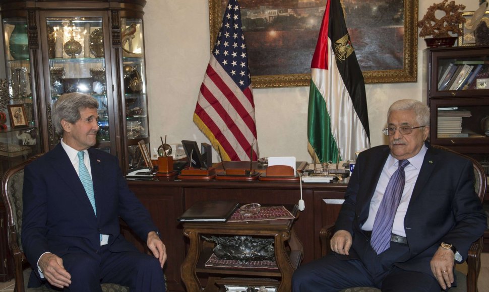JAV valstybės sekretorius Johnas Kerry su palestiniečių lyderiu Mahmudu Abbasu