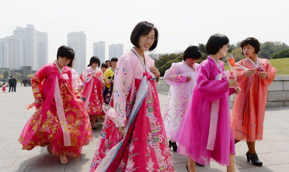 Šiaurės Korėjos moterys tautiniais drabužiais