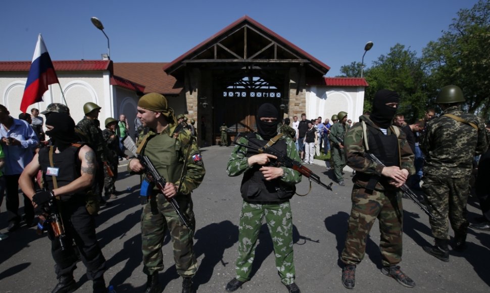 Ginkluoti separatistai prie Rinato Achmetovo namo Donecke