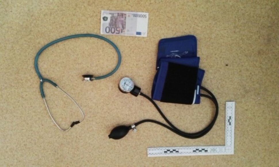 Romų tautybės moterys apsimesdavo esančios medicinos darbuotojos.