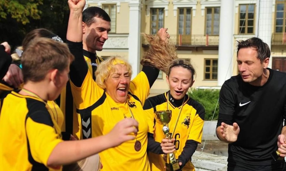 2019 rugsėjis, Paežeriai, Vilkaviškio rajonas,  apdovanojama šeimų futbolo turnyro Vieninga šeima trečios vietos laimėtoja, Kartavičių šeima