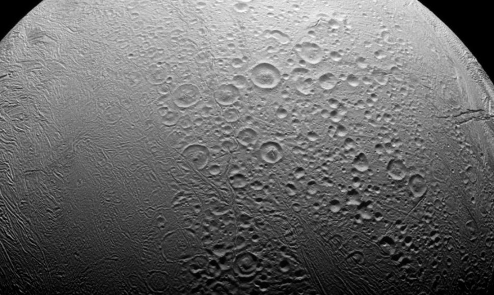 Saturno palydove Encelade rastas vandenilis, kuris gali būti būtinas gyvybei susiformuoti.