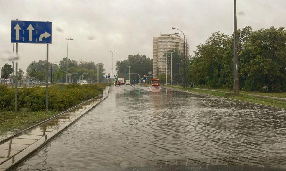 Stiprios liūtys Lenkijos sostinėje