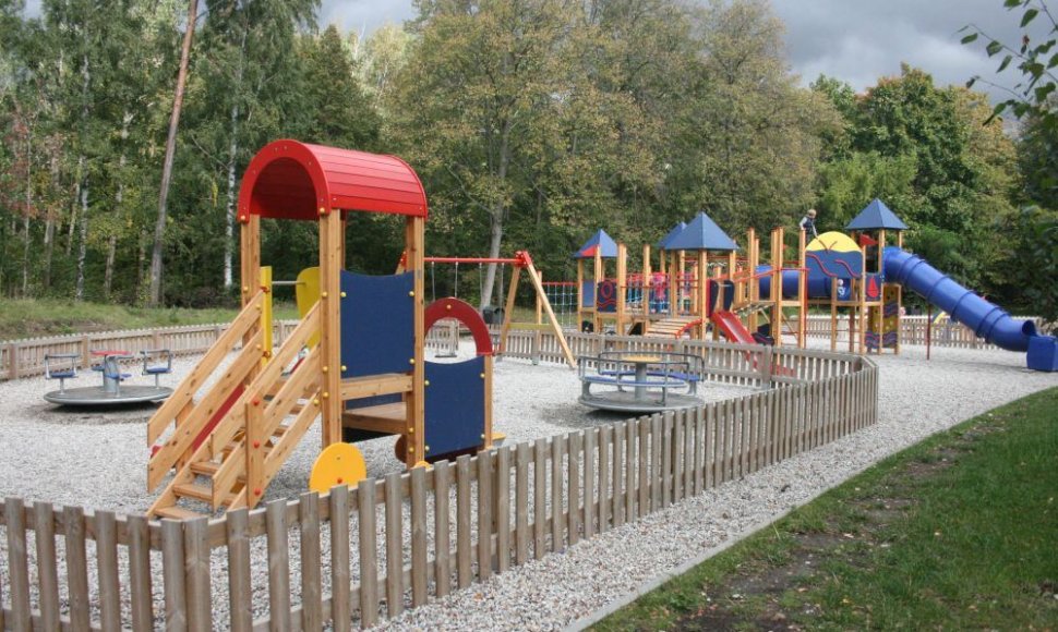 Vaikų žaidimų aikštelė parke įruošta dar anksčiau