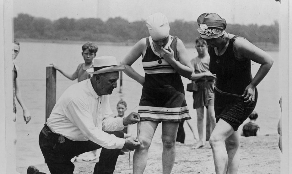 Policijos pareigūnas Vašingtone 1922 m. tikrina, ar moterų maudymosi kostiumėliai – ne per trumpi