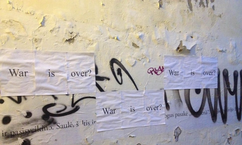 Vilniaus miesto sienos nukabinėtos plakatais „War is over?“