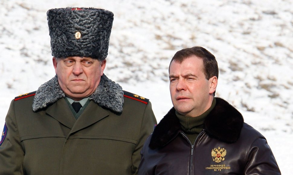 Sergejus Karakajevas (kairėje) su premjeru Dmitrijumi Medvedevu