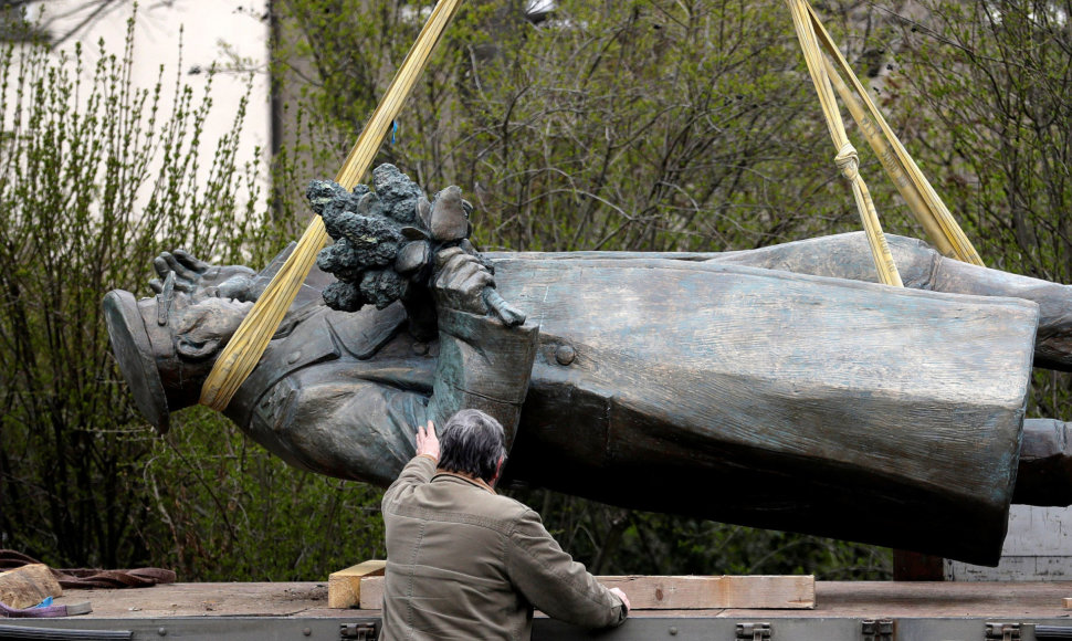 Prahoje demontuotas prieštaringai vertinamas sovietų generolo I.Konevo paminklas