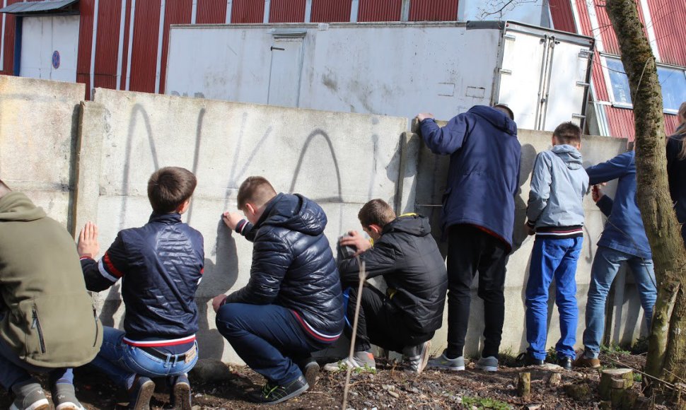 Šalčininkų jaunimas valo vandalų užrašus