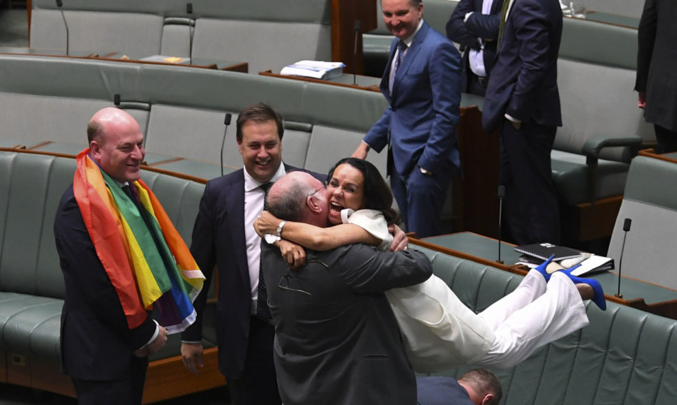 Australijos parlamentas pritarė tos pačios lyties asmenų santuokoms