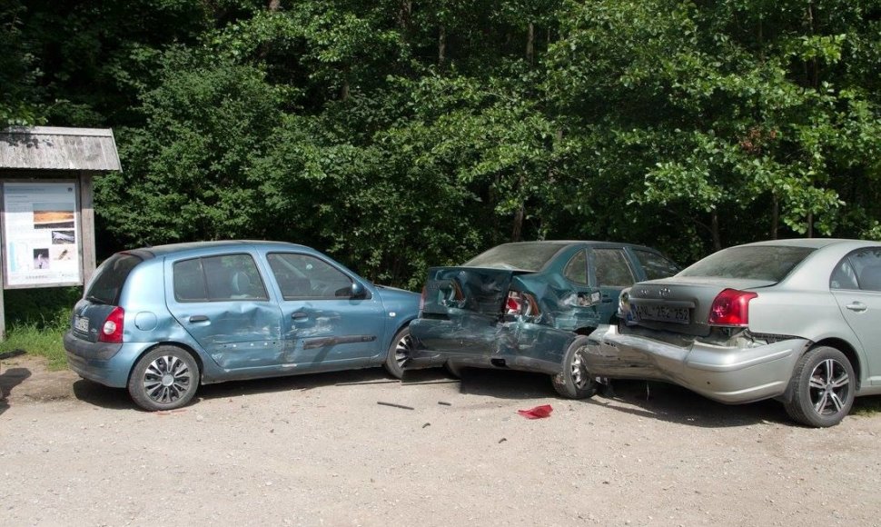 Įvykio vietoje: trys apdaužyti šalikelėje stovintus automobiliai