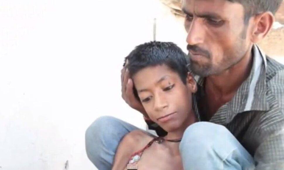 Mahendra Ahirwaras su savo tėvu