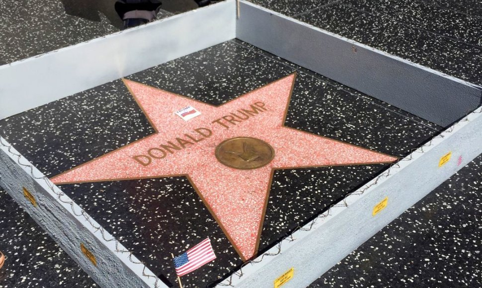 Aplink Donaldo Trumpo žvaigždę šlovės alėjoje Holivude pastatyta siena