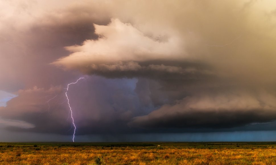 Drąsi fotosesija greta besiartinančio tornado Kanzase