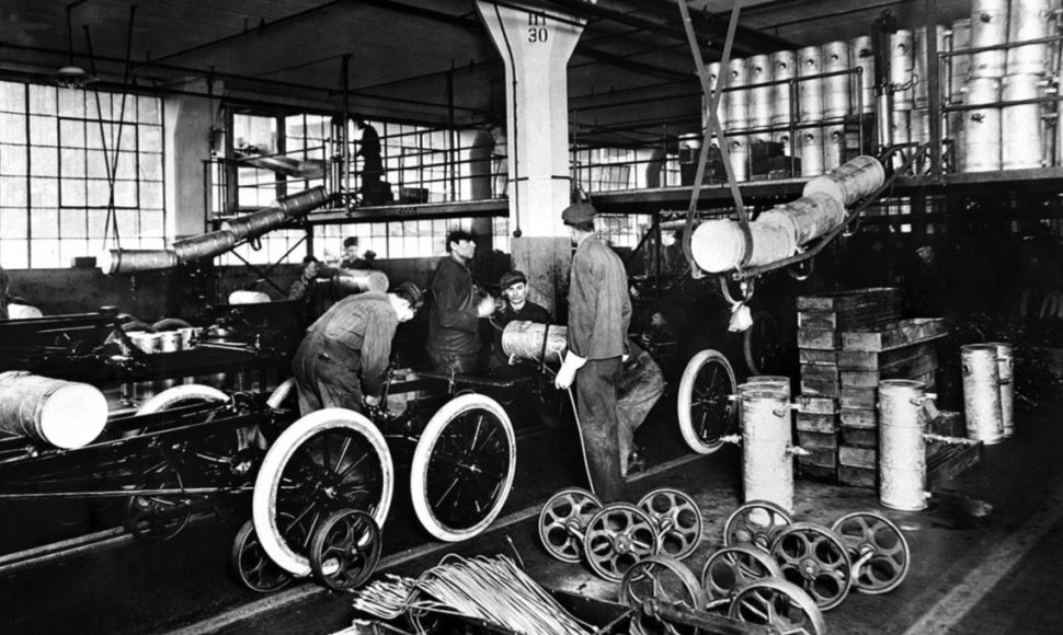 Automobilių surinkimo ceche. Gamybos optimizavimas savo įmonėse – vienas pagrindinių H.Fordo siekių. XX a. pradžios nuotr.