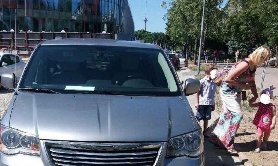 Pilietiška moteris, pastebėjusi be priežiūros automobilyje kepančius vaikus, iškvietė policiją: motina „nesuprato problemos rimtumo“