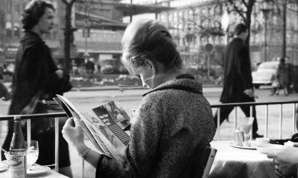 Moteris kavinėje skaito laikraštį. 1962 m., Diuseldorfas